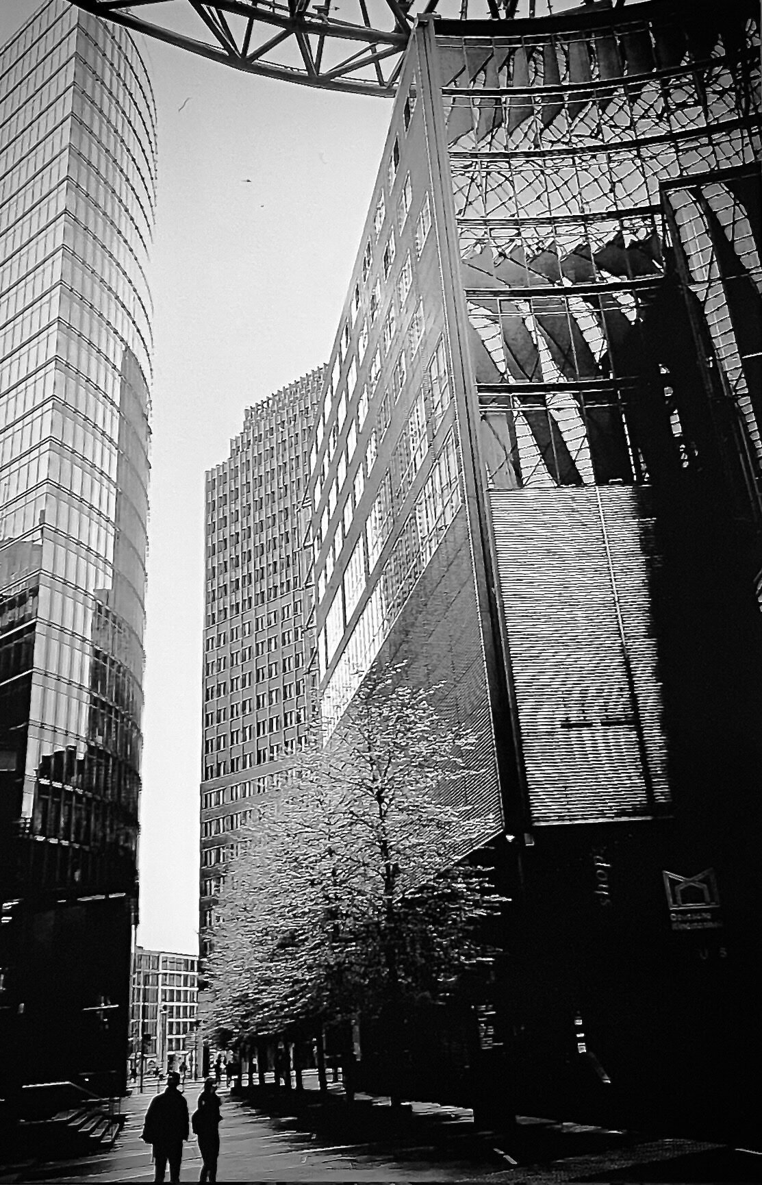 Photographie de l’œuvre Berlin - Technique : Photographie - Créée par l’artiste Romain Wisniewski en 2022 — Romain Wisniewski, photographe documentaire français, né à Gien en 2004 — Romain Wisniewski, Photographe et historien français