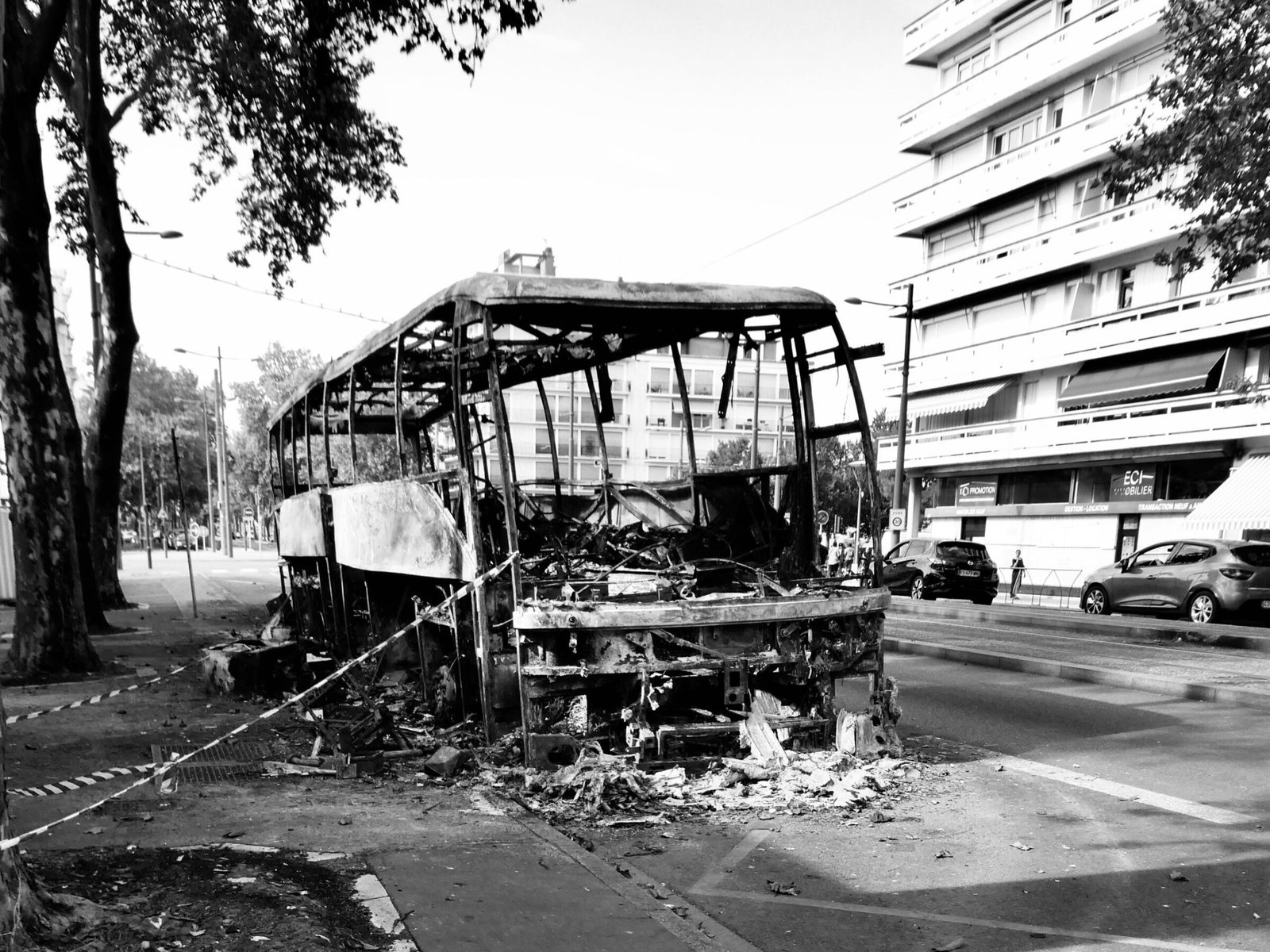 Photographie de l’œuvre Déflagration - Technique : Photographie - Créée par l’artiste Romain Wisniewski en 2023 — Romain Wisniewski, photographe documentaire français, né à Gien en 2004 — Romain Wisniewski, Photographe et historien français