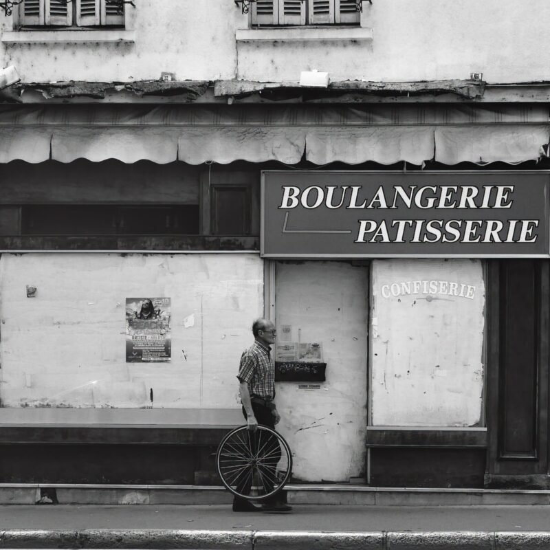 Photographie de l’œuvre L’homme et sa roue - Technique : Photographie - Créée par l’artiste Romain Wisniewski en 2023 — Romain Wisniewski, photographe documentaire français, né à Gien en 2004