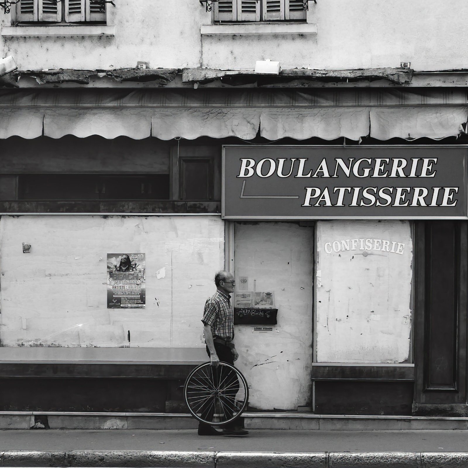 Photographie de l’œuvre L’homme et sa roue - Technique : Photographie - Créée par l’artiste Romain Wisniewski en 2023 — Romain Wisniewski, photographe documentaire français, né à Gien en 2004 — Romain Wisniewski, Photographe et historien français